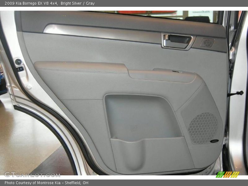 Bright Silver / Gray 2009 Kia Borrego EX V8 4x4