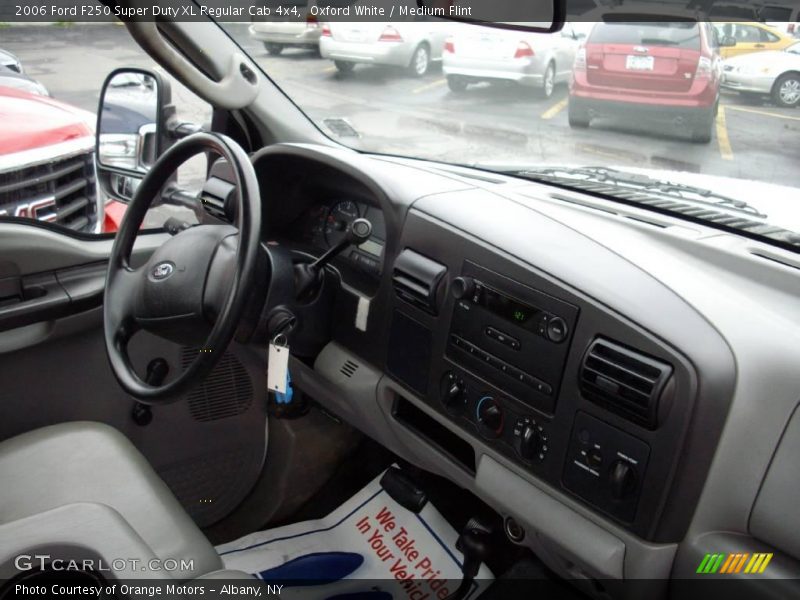 Oxford White / Medium Flint 2006 Ford F250 Super Duty XL Regular Cab 4x4