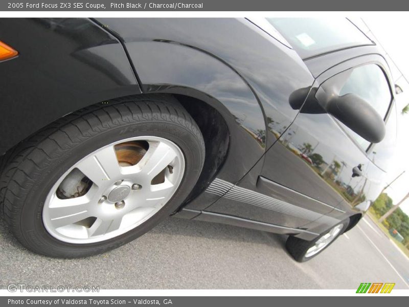 Pitch Black / Charcoal/Charcoal 2005 Ford Focus ZX3 SES Coupe