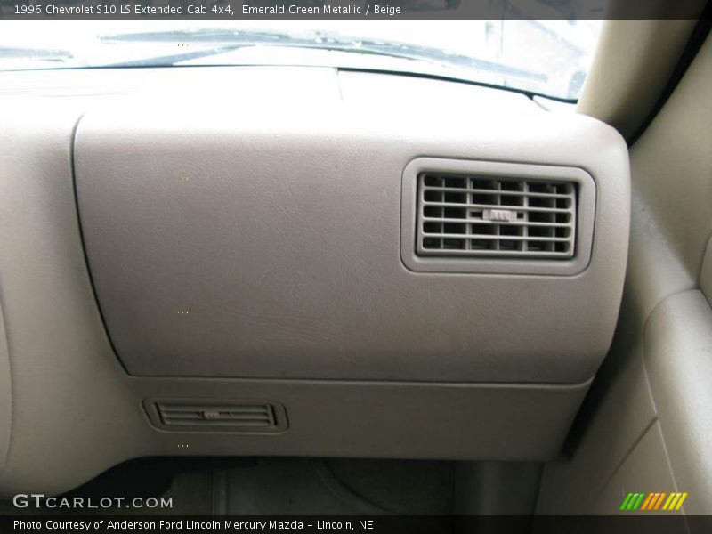Emerald Green Metallic / Beige 1996 Chevrolet S10 LS Extended Cab 4x4