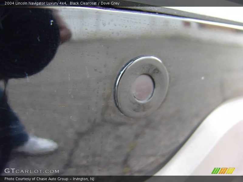 Black Clearcoat / Dove Grey 2004 Lincoln Navigator Luxury 4x4