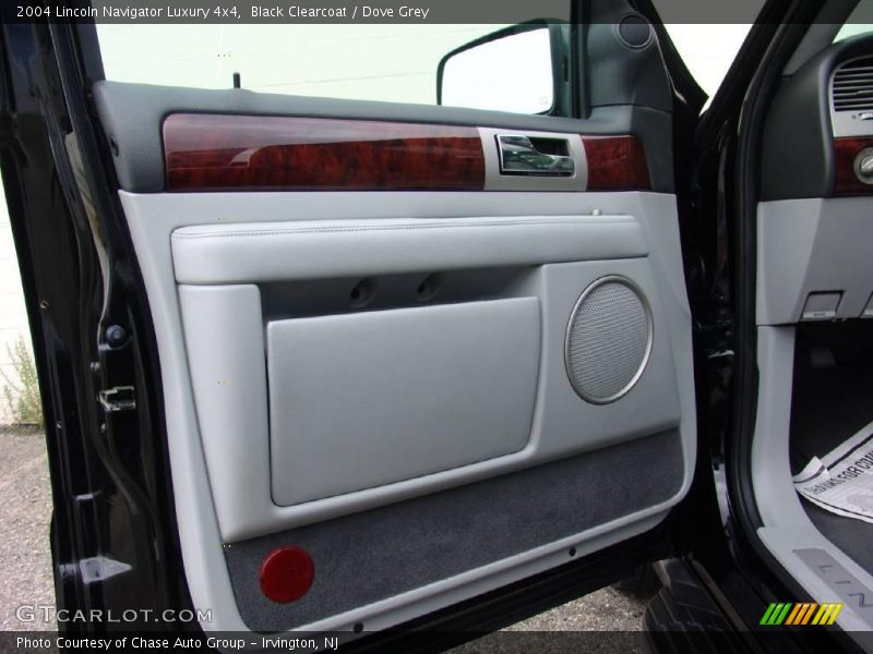 Black Clearcoat / Dove Grey 2004 Lincoln Navigator Luxury 4x4
