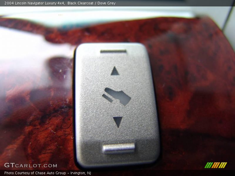 Black Clearcoat / Dove Grey 2004 Lincoln Navigator Luxury 4x4