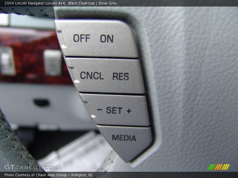 Black Clearcoat / Dove Grey 2004 Lincoln Navigator Luxury 4x4