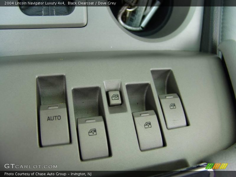 Black Clearcoat / Dove Grey 2004 Lincoln Navigator Luxury 4x4