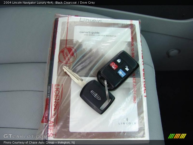 Black Clearcoat / Dove Grey 2004 Lincoln Navigator Luxury 4x4