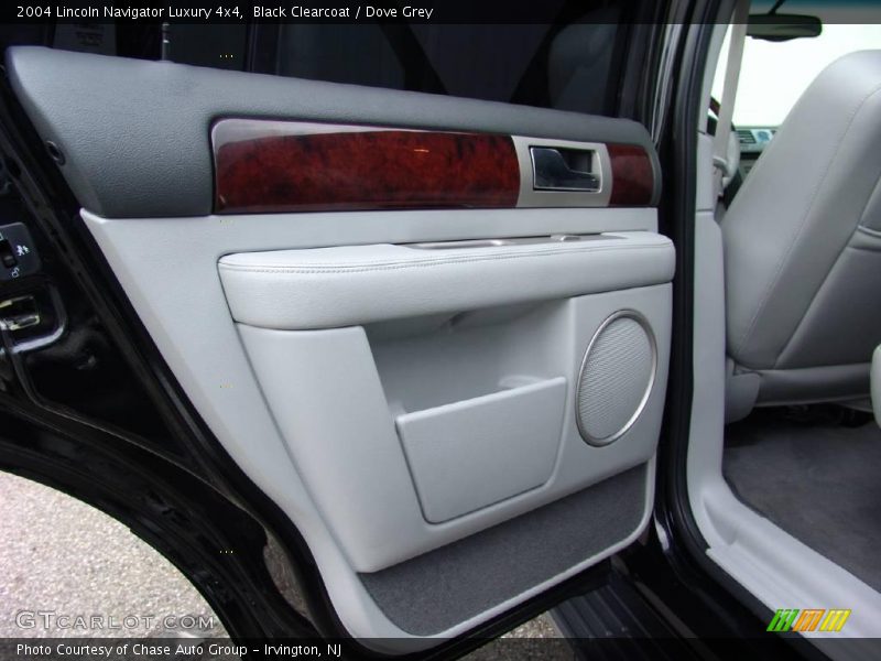 Black Clearcoat / Dove Grey 2004 Lincoln Navigator Luxury 4x4