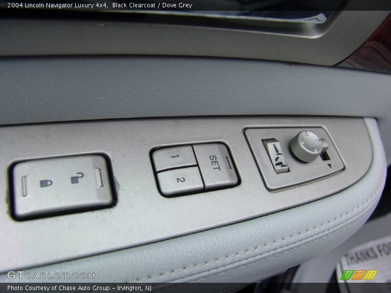 Black Clearcoat / Dove Grey 2004 Lincoln Navigator Luxury 4x4
