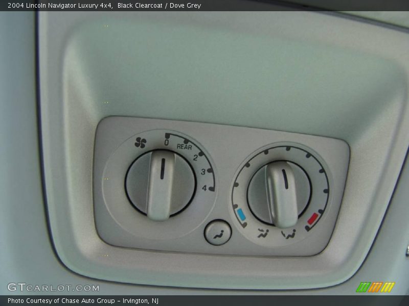 Black Clearcoat / Dove Grey 2004 Lincoln Navigator Luxury 4x4