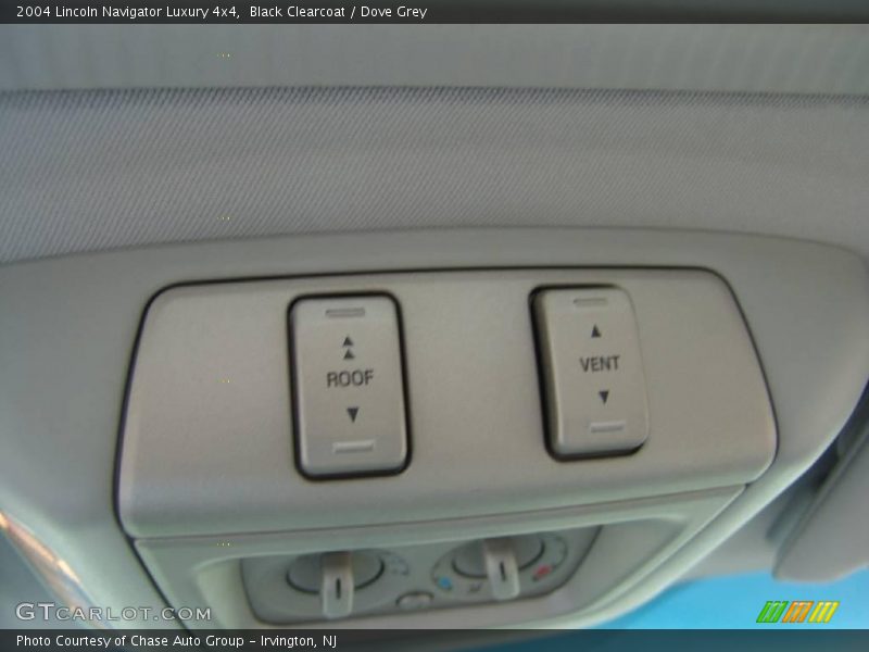 Black Clearcoat / Dove Grey 2004 Lincoln Navigator Luxury 4x4