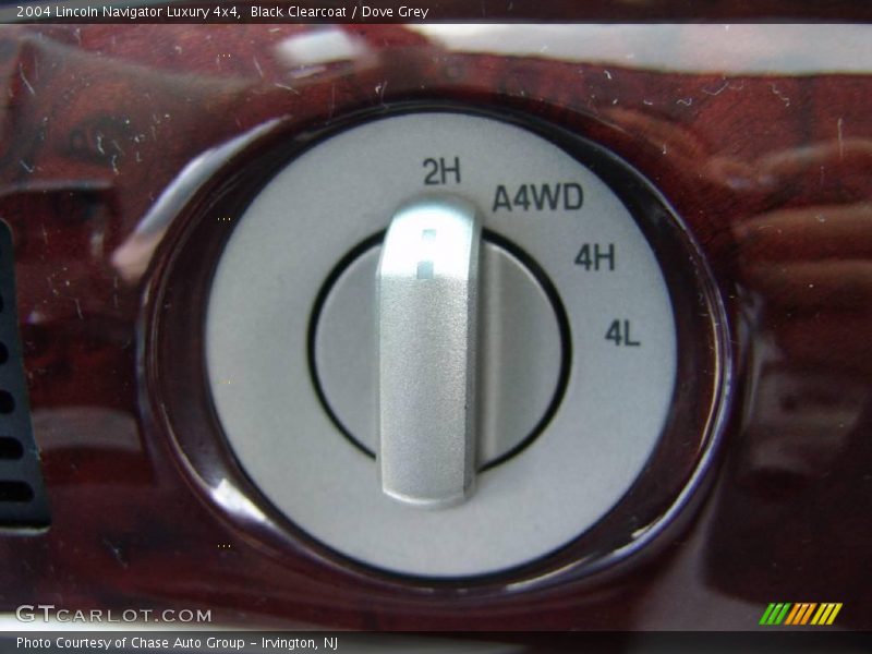 Black Clearcoat / Dove Grey 2004 Lincoln Navigator Luxury 4x4