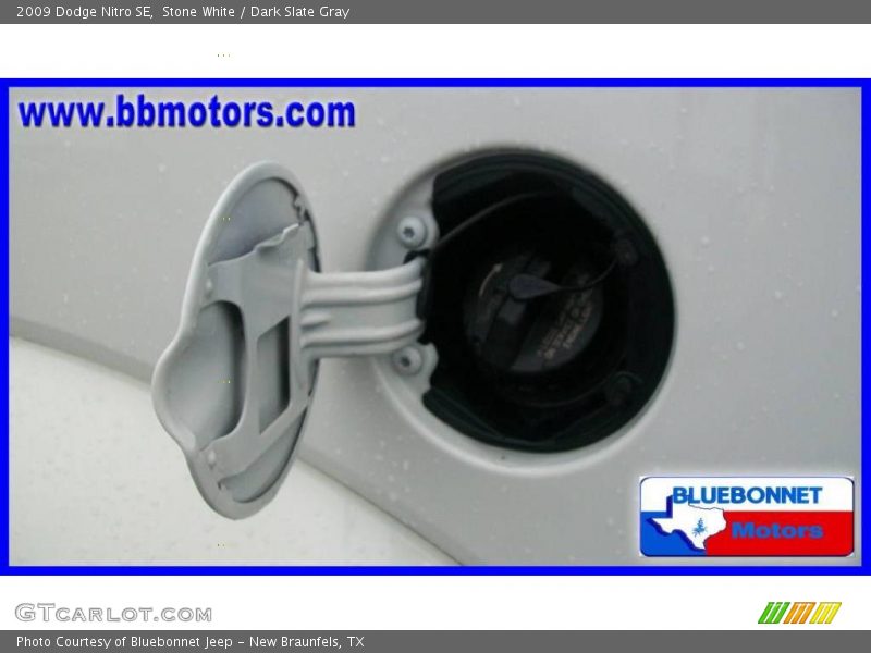 Stone White / Dark Slate Gray 2009 Dodge Nitro SE