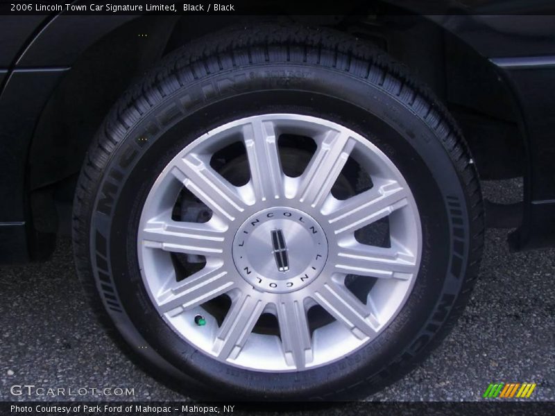 Black / Black 2006 Lincoln Town Car Signature Limited