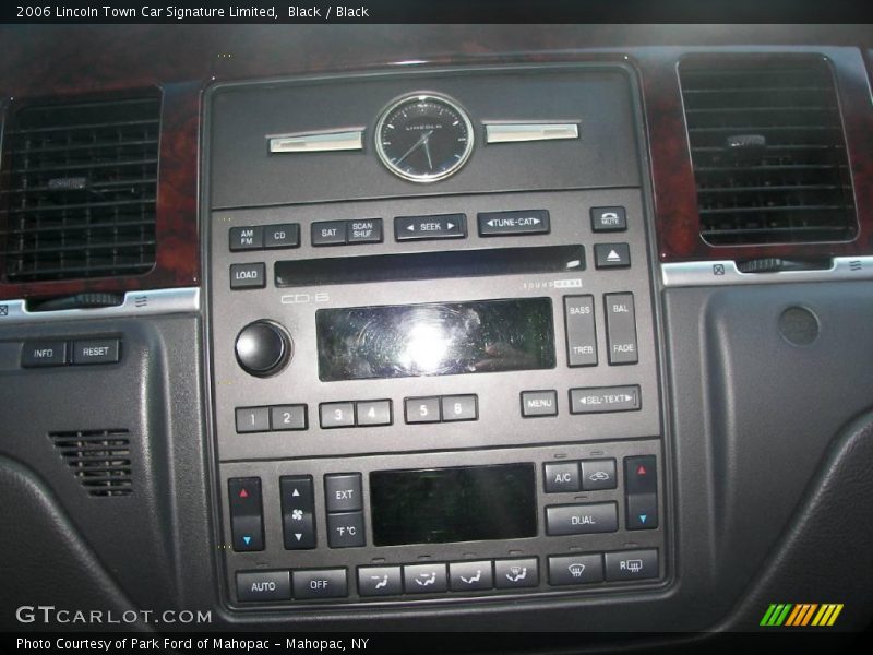 Black / Black 2006 Lincoln Town Car Signature Limited