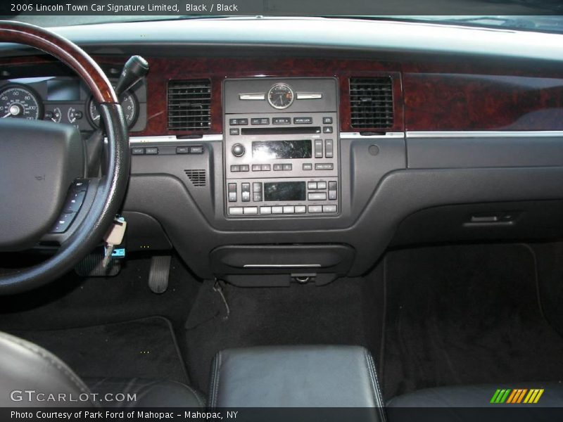 Black / Black 2006 Lincoln Town Car Signature Limited