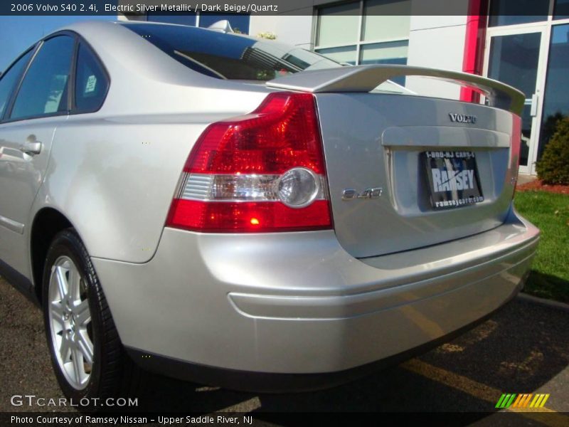 Electric Silver Metallic / Dark Beige/Quartz 2006 Volvo S40 2.4i