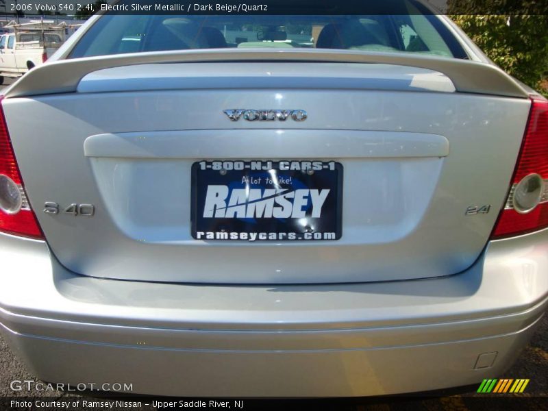 Electric Silver Metallic / Dark Beige/Quartz 2006 Volvo S40 2.4i
