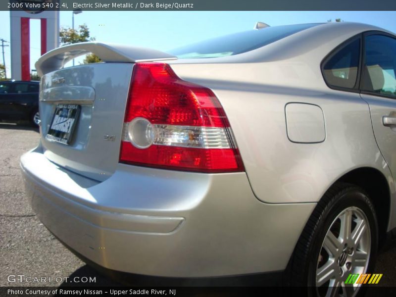 Electric Silver Metallic / Dark Beige/Quartz 2006 Volvo S40 2.4i