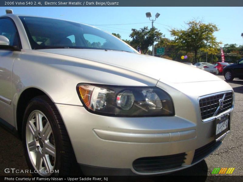Electric Silver Metallic / Dark Beige/Quartz 2006 Volvo S40 2.4i