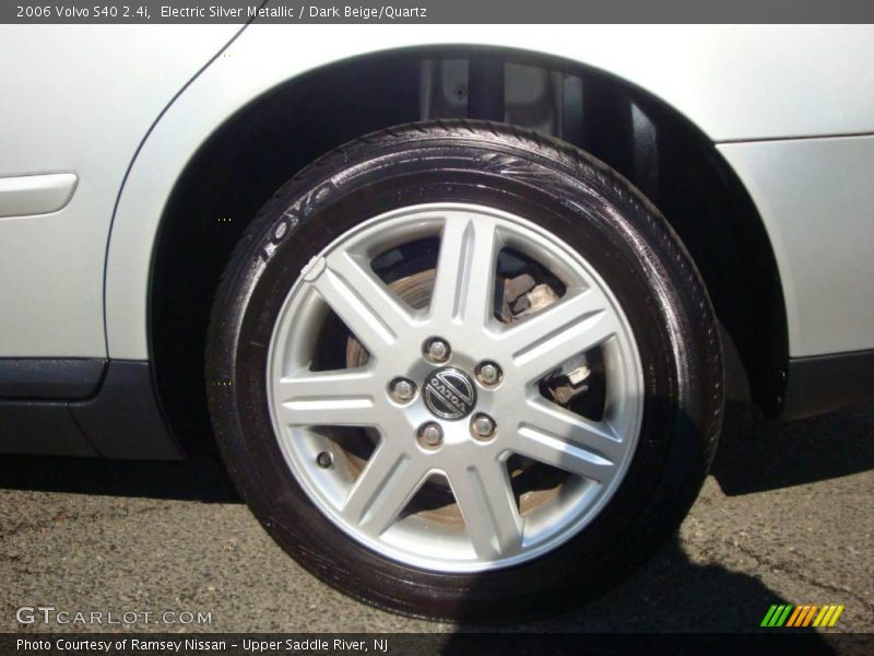 Electric Silver Metallic / Dark Beige/Quartz 2006 Volvo S40 2.4i