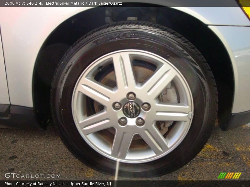Electric Silver Metallic / Dark Beige/Quartz 2006 Volvo S40 2.4i