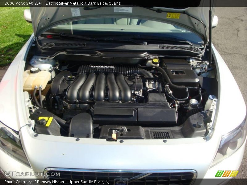 Electric Silver Metallic / Dark Beige/Quartz 2006 Volvo S40 2.4i