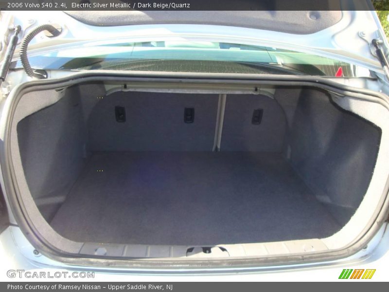 Electric Silver Metallic / Dark Beige/Quartz 2006 Volvo S40 2.4i