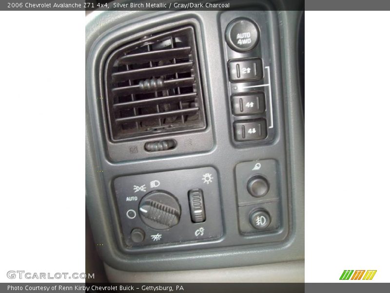 Silver Birch Metallic / Gray/Dark Charcoal 2006 Chevrolet Avalanche Z71 4x4