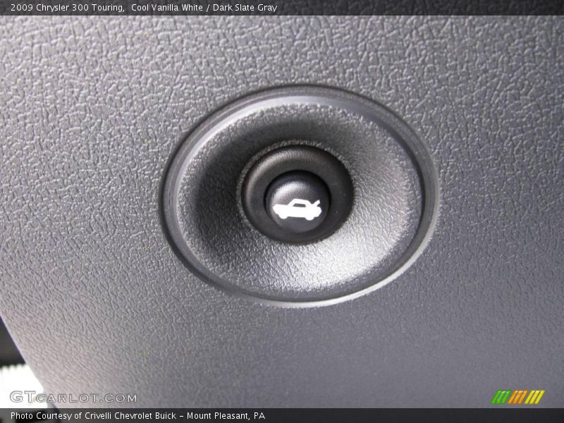 Cool Vanilla White / Dark Slate Gray 2009 Chrysler 300 Touring