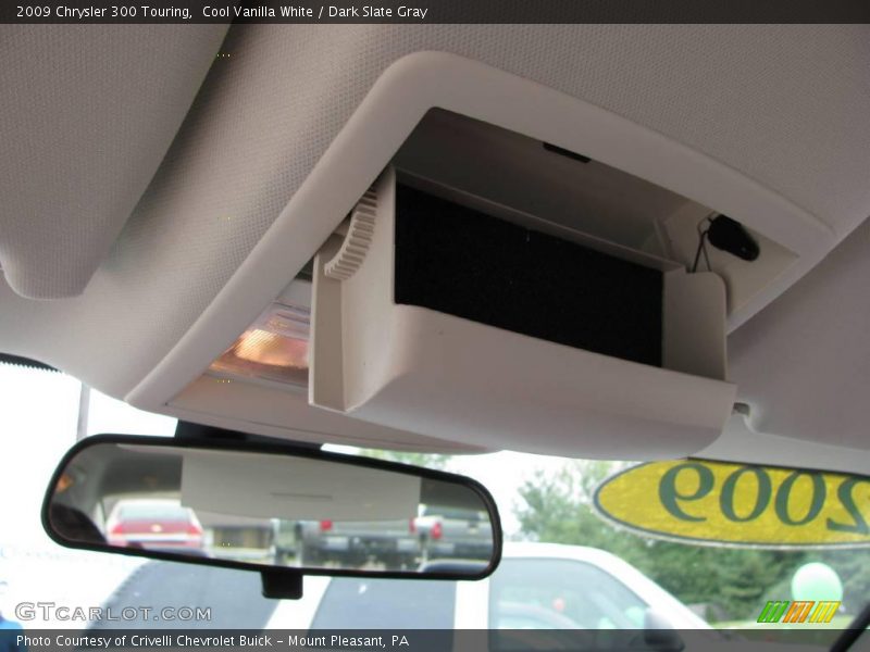 Cool Vanilla White / Dark Slate Gray 2009 Chrysler 300 Touring