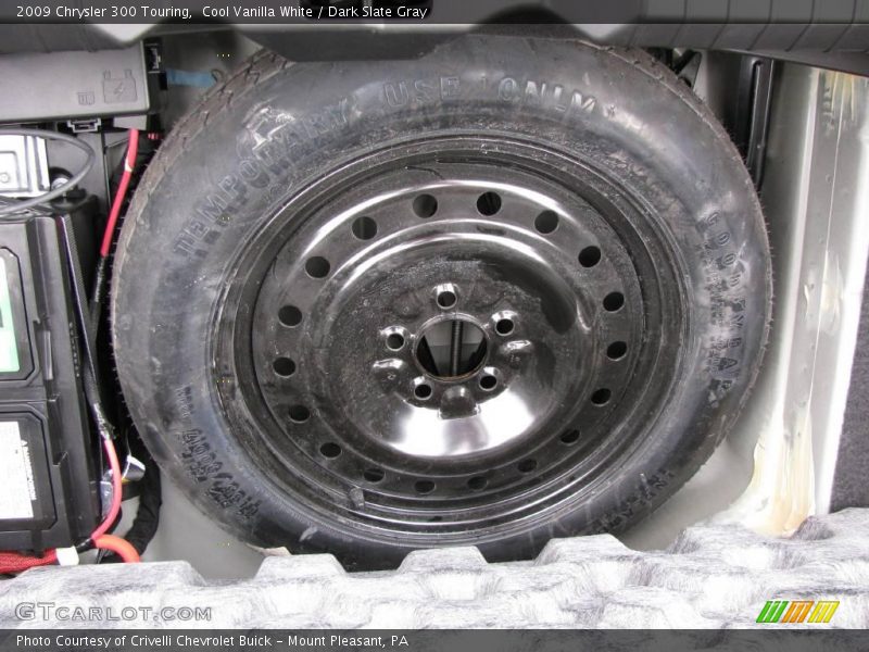 Cool Vanilla White / Dark Slate Gray 2009 Chrysler 300 Touring