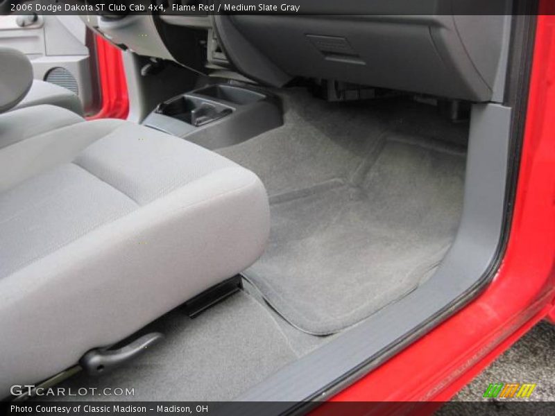 Flame Red / Medium Slate Gray 2006 Dodge Dakota ST Club Cab 4x4