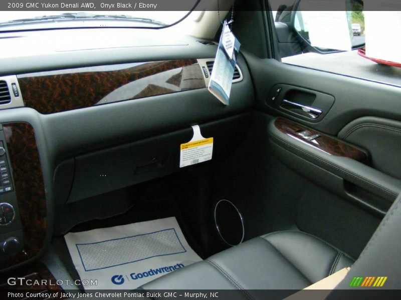 Onyx Black / Ebony 2009 GMC Yukon Denali AWD