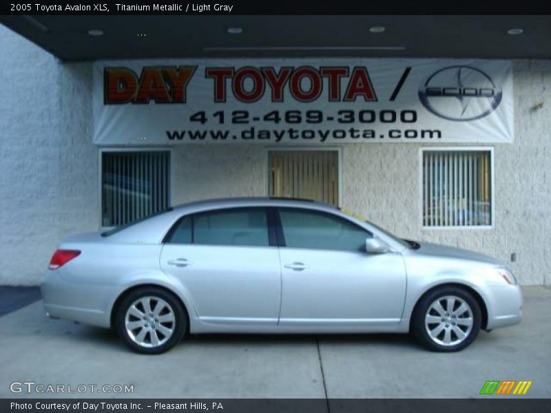 Titanium Metallic / Light Gray 2005 Toyota Avalon XLS