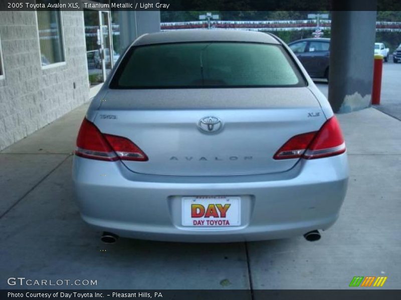 Titanium Metallic / Light Gray 2005 Toyota Avalon XLS