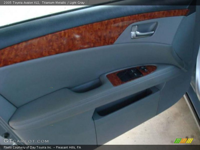 Titanium Metallic / Light Gray 2005 Toyota Avalon XLS