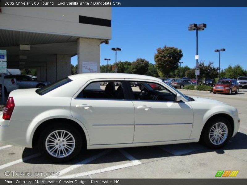 Cool Vanilla White / Dark Slate Gray 2009 Chrysler 300 Touring