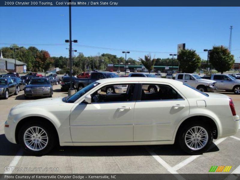 Cool Vanilla White / Dark Slate Gray 2009 Chrysler 300 Touring