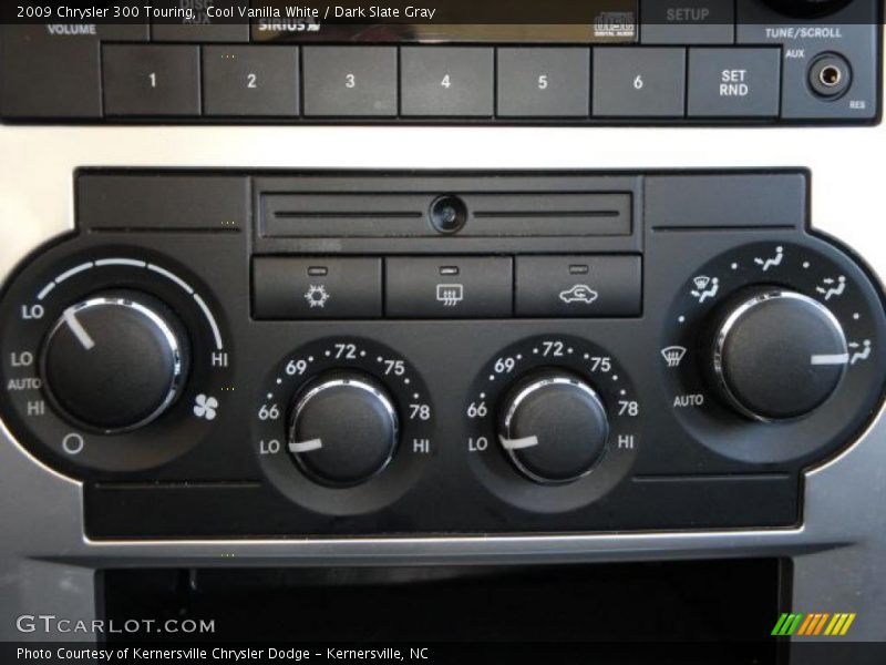 Cool Vanilla White / Dark Slate Gray 2009 Chrysler 300 Touring