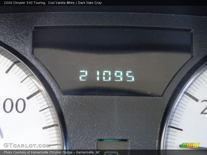 Cool Vanilla White / Dark Slate Gray 2009 Chrysler 300 Touring