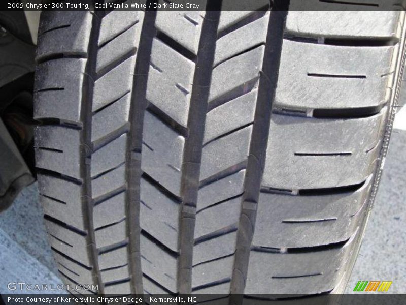 Cool Vanilla White / Dark Slate Gray 2009 Chrysler 300 Touring
