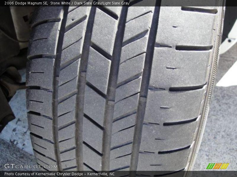 Stone White / Dark Slate Gray/Light Slate Gray 2006 Dodge Magnum SE