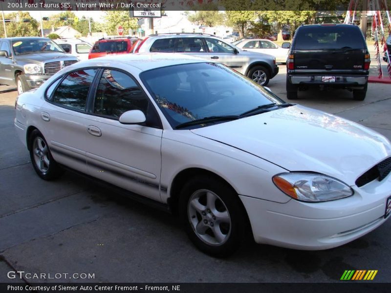 Vibrant White / Dark Charcoal 2001 Ford Taurus SES