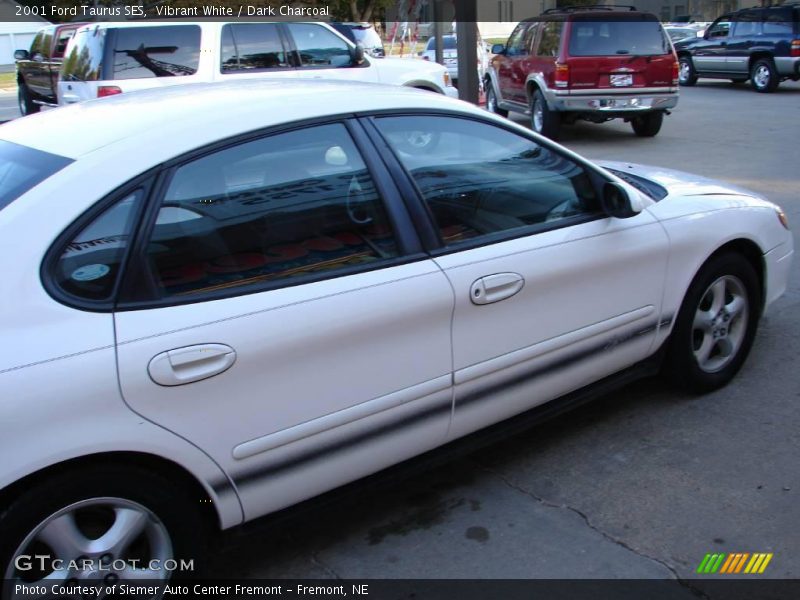 Vibrant White / Dark Charcoal 2001 Ford Taurus SES