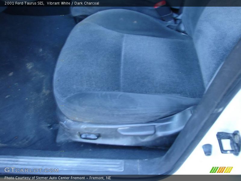 Vibrant White / Dark Charcoal 2001 Ford Taurus SES