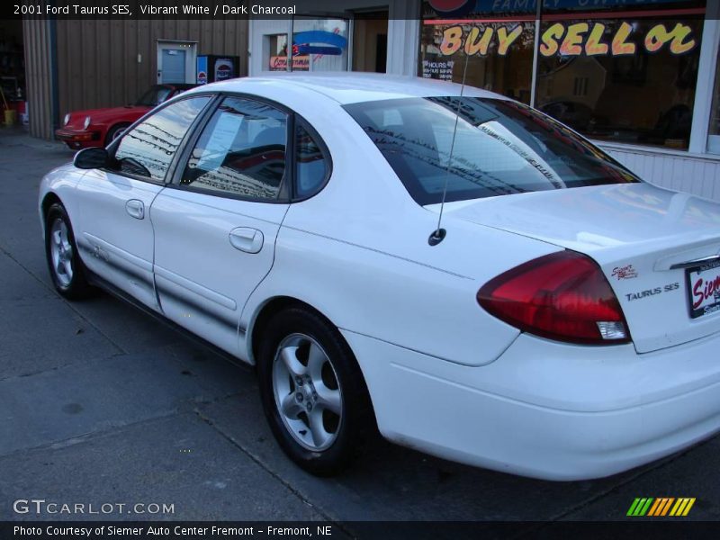 Vibrant White / Dark Charcoal 2001 Ford Taurus SES