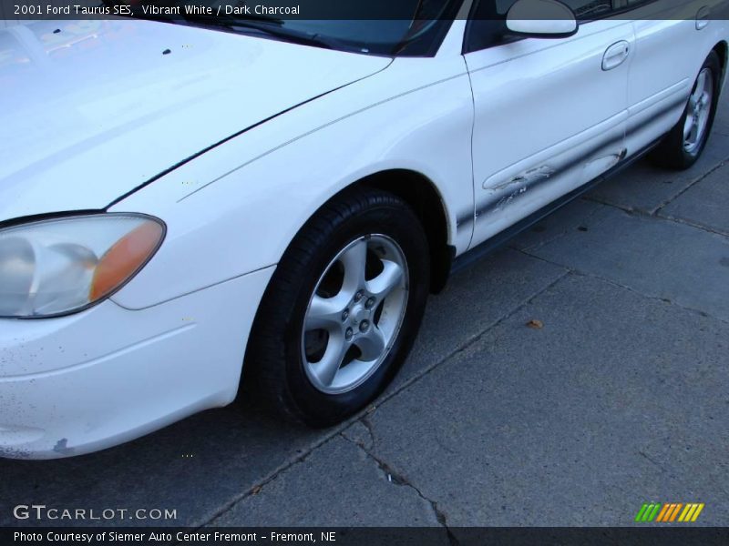 Vibrant White / Dark Charcoal 2001 Ford Taurus SES