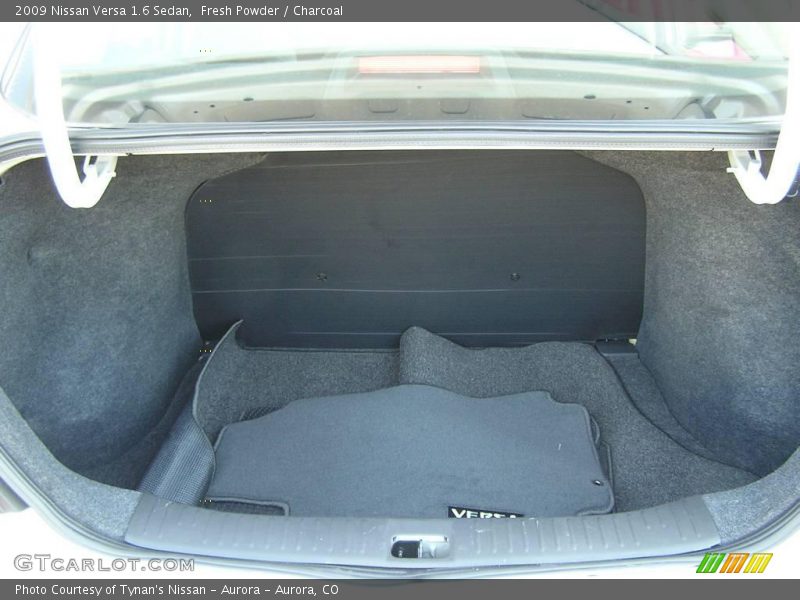 Fresh Powder / Charcoal 2009 Nissan Versa 1.6 Sedan