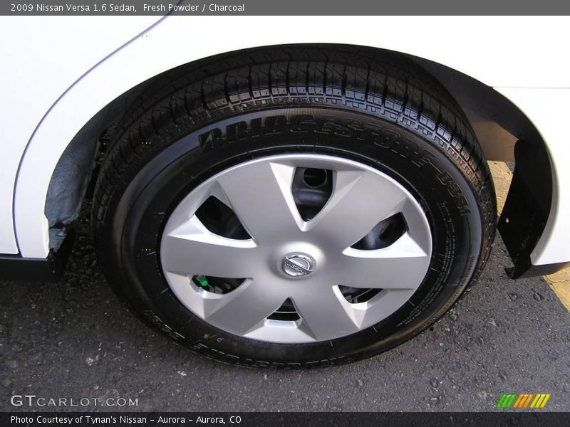 Fresh Powder / Charcoal 2009 Nissan Versa 1.6 Sedan