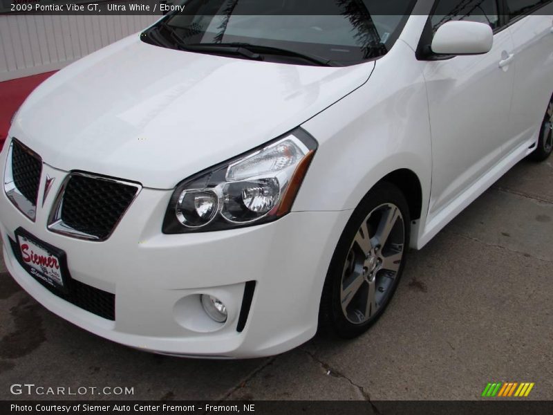 Ultra White / Ebony 2009 Pontiac Vibe GT